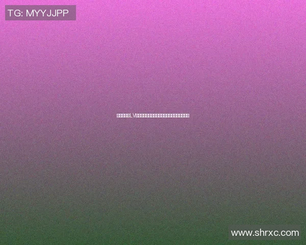 足球明星携LV洗漱包亮相赛场引发时尚热潮粉丝纷纷模仿追随